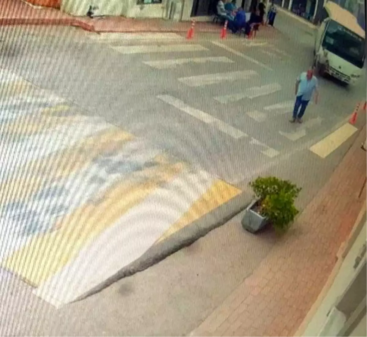 İzmit\'te Servis Minibüsü Yaşlı Adama Çarptı