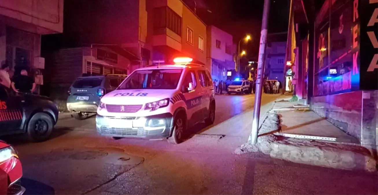 Firari hükümlünün yakınları polisleri ezdi
