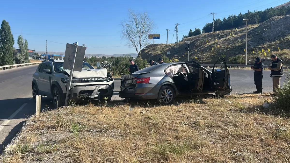 Sivas\'ta Trafik Kazası: 5 Yaralı