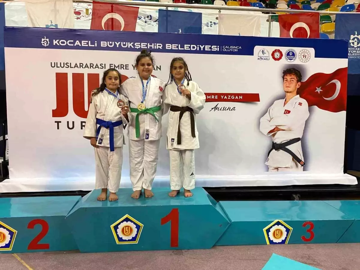Yunusemre Belediyespor Judocuları Kocaeli\'de 3 Madalya Kazandı