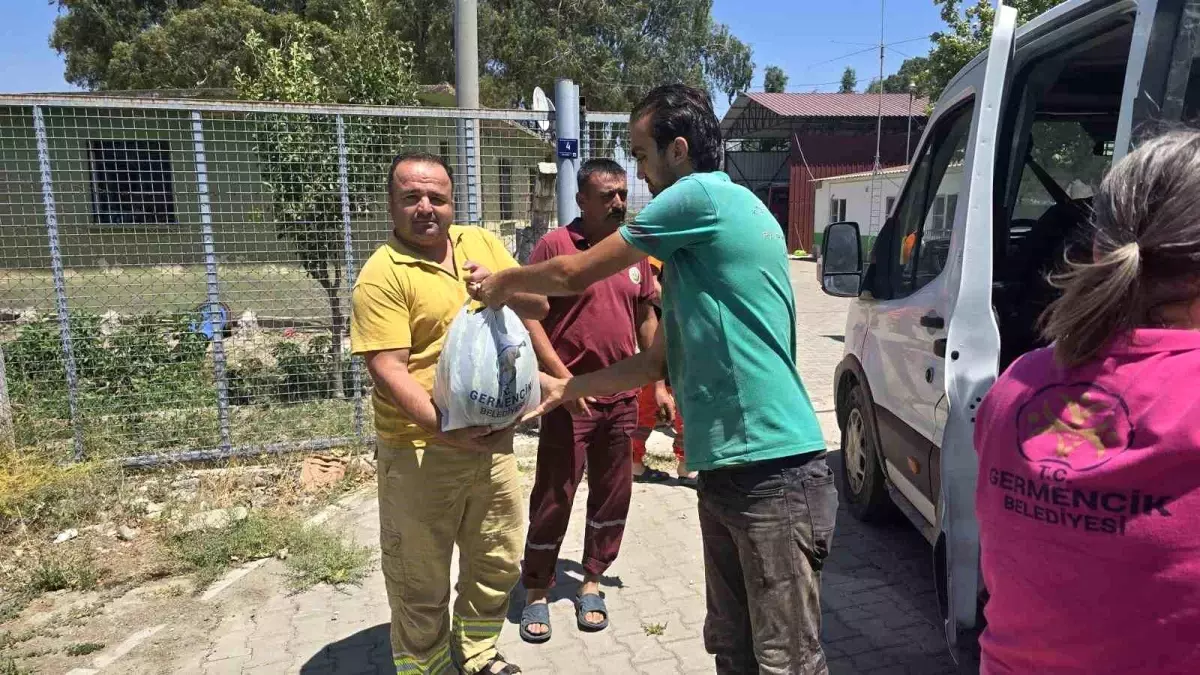 Germencik\'te Bağışlanan Karpuzlar Vatandaşlara Dağıtıldı