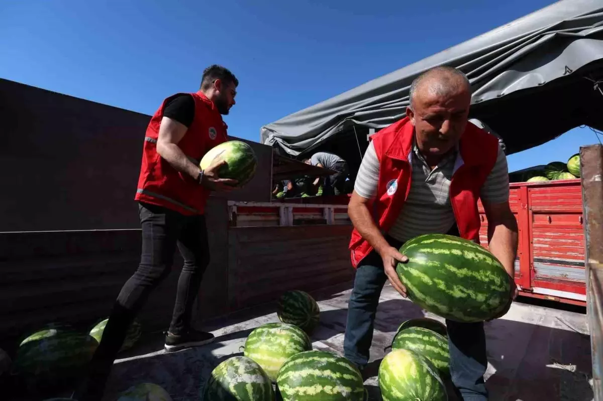 Kayseri Büyükşehir Belediyesi\'nden İhtiyaç Sahiplerine Karpuz Dağıtımı