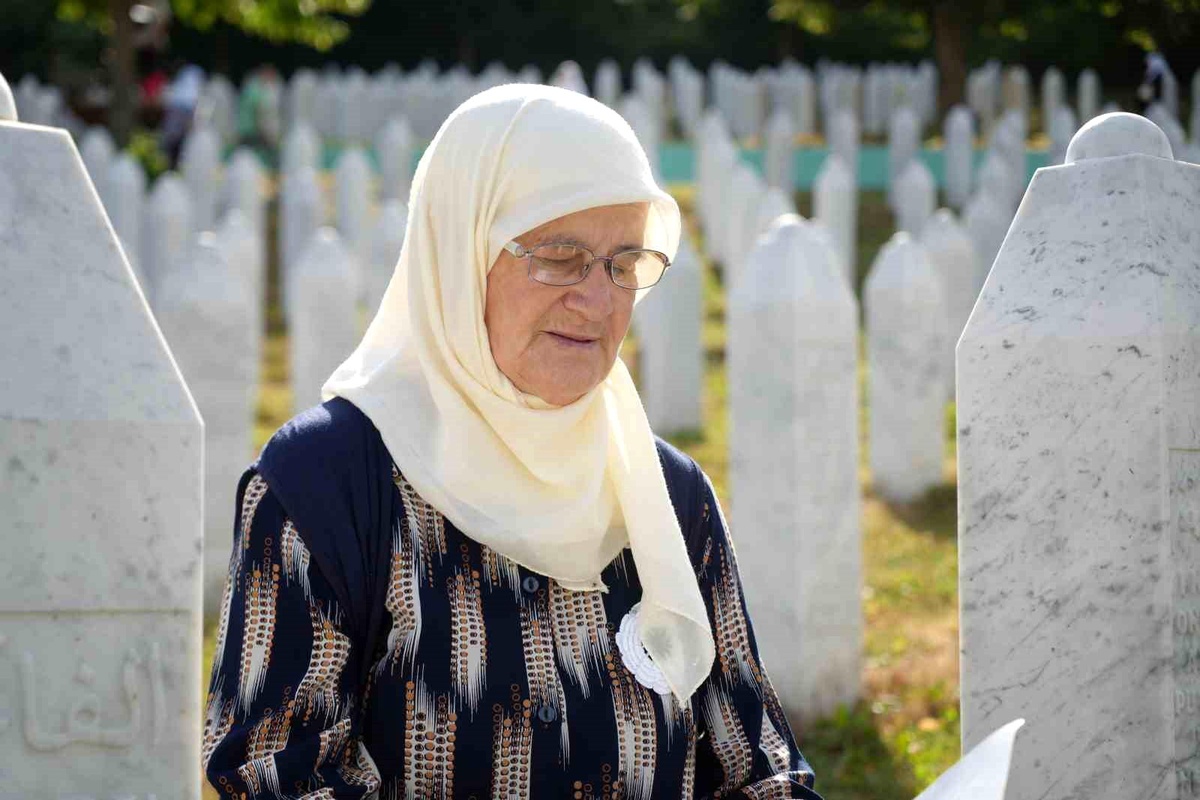 Dinmeyen gözyaşı: Srebrenitsa\'da 30 yıl