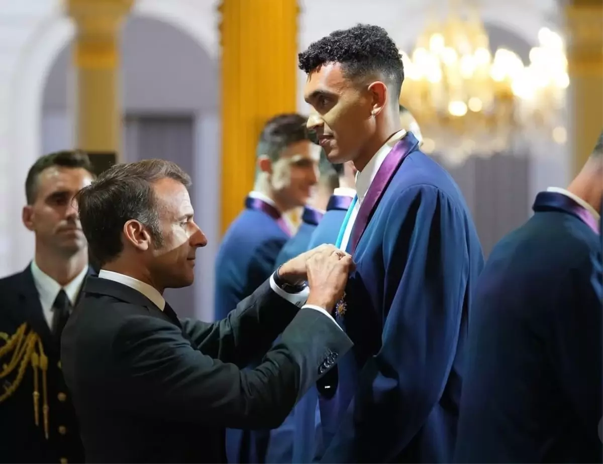 Fransa Voleybol Takımına Nişan