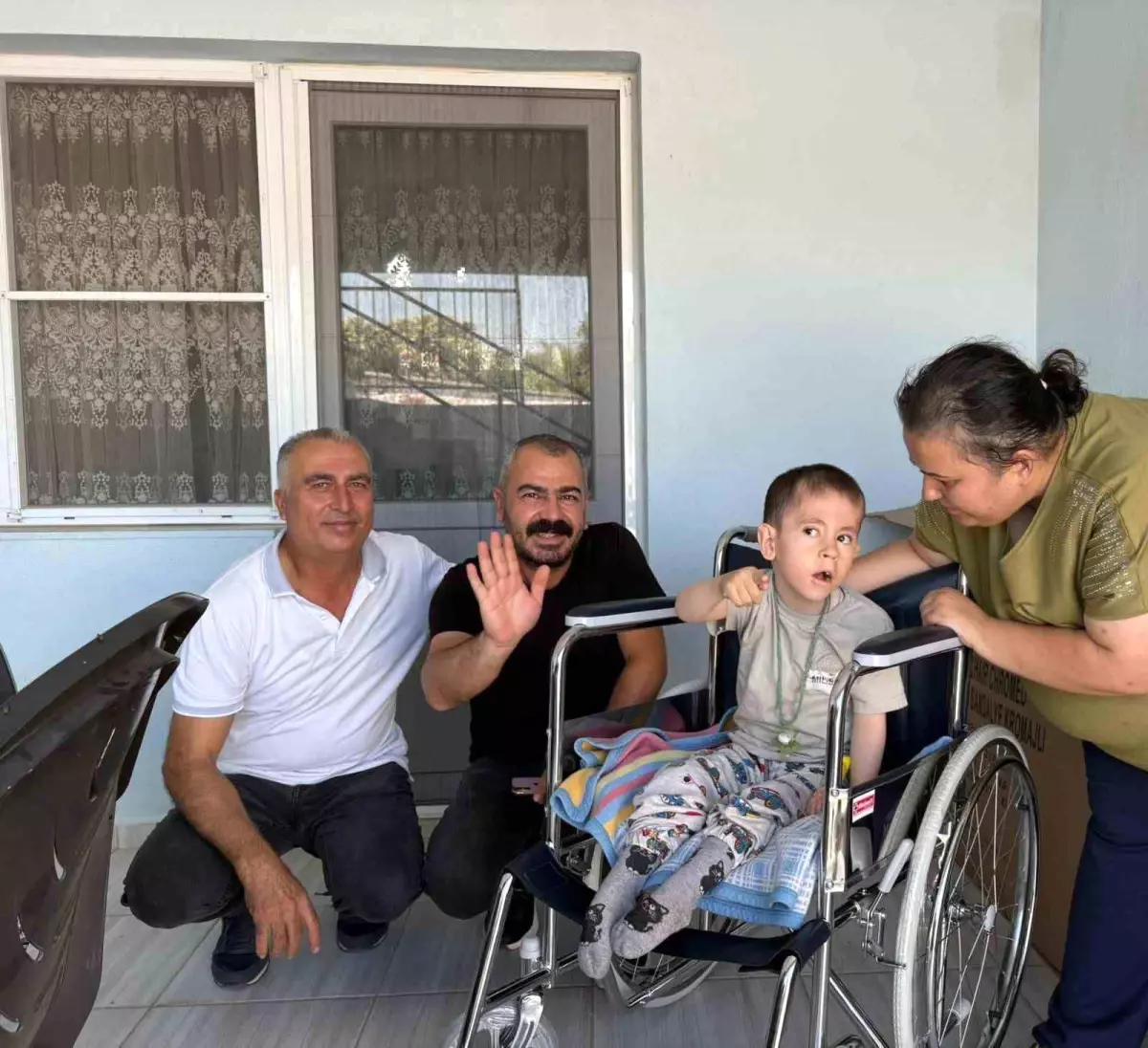 Germencik Belediyesi, Minik Mustafa\'ya Tekerlekli Sandalye Temin Etti