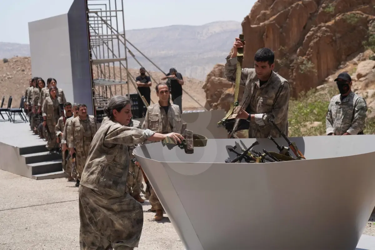 İlk görüntüler geldi! İşte PKK\'nın silahları yaktığı anlar