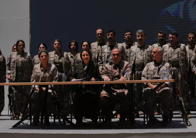 İlk PKK'lı grup silahlarını yaktı
