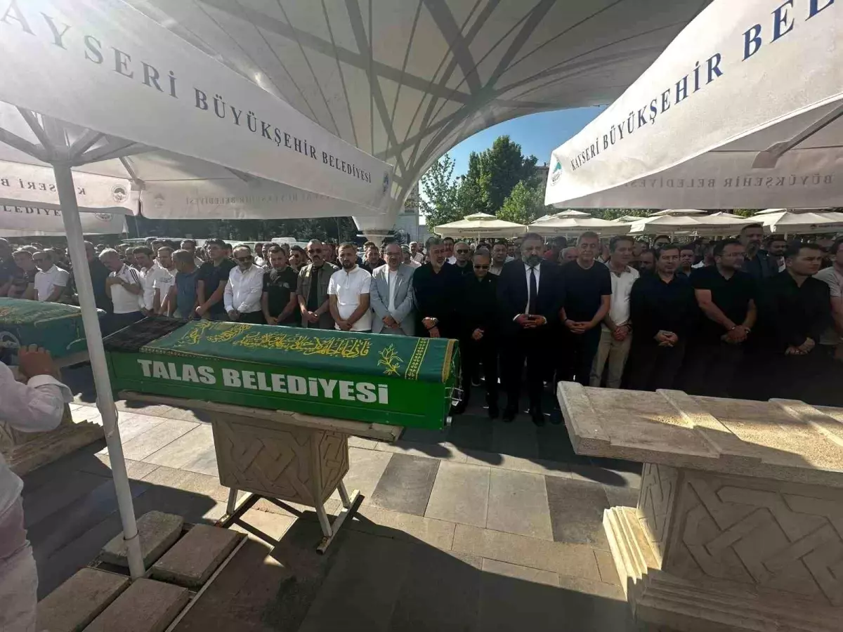 İYİ Parti Genel Başkan Başdanışmanı Sedat Kılınç\'ın Kardeşi Son Yolculuğuna Uğurlandı