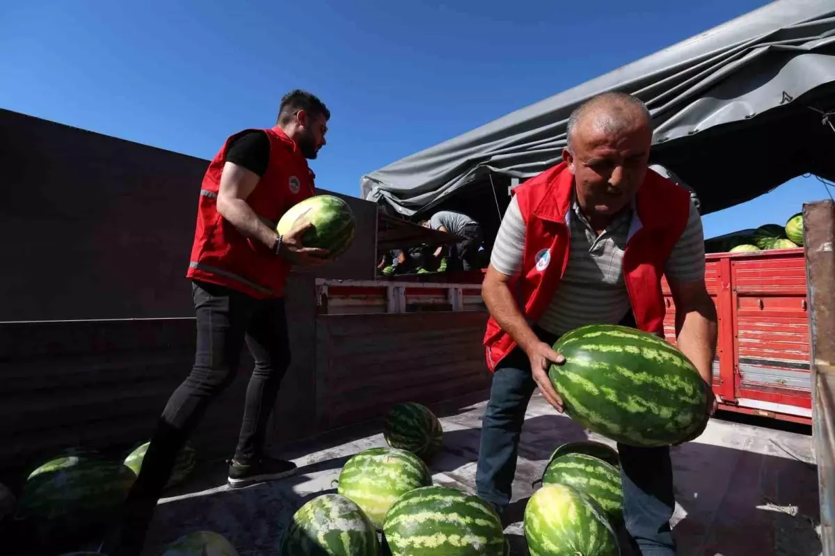 Kayseri Büyükşehir Belediyesi\'nden İhtiyaç Sahiplerine Karpuz Dağıtımı