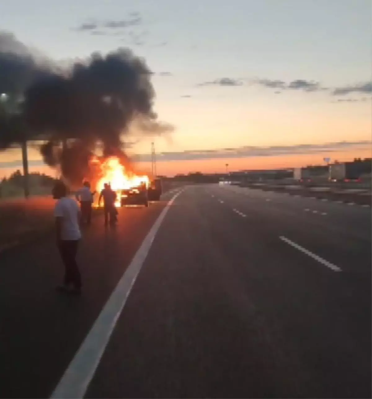 Silivri\'de TEM Otoyolu\'nda 2 Minibüs Yandı