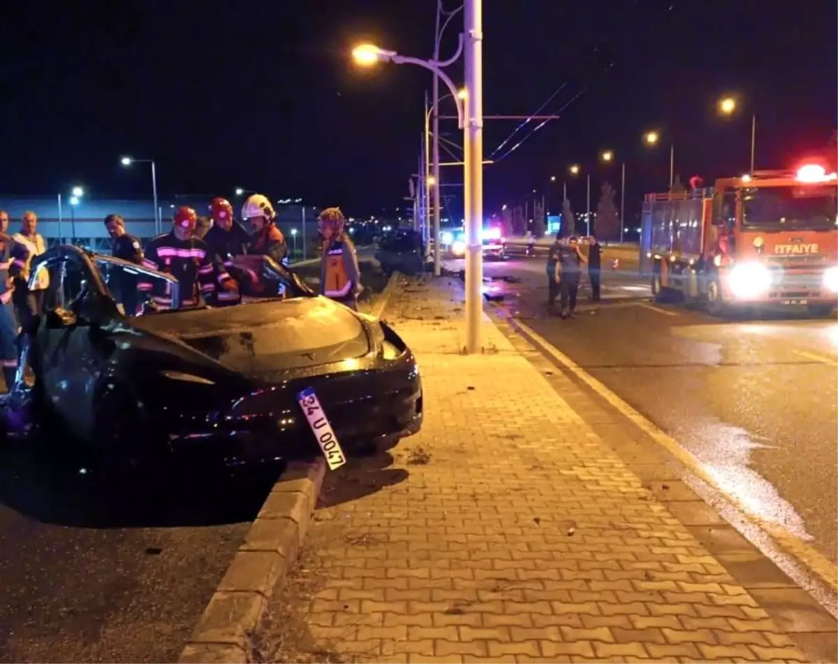 Görüntü Türkiye\'den! Tesla alev alev yandı, araçta 2 kişi can verdi