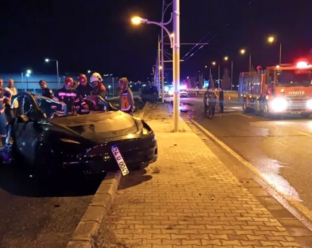 Tesla alev alev yandı, araçta 2 kişi hayatını kaybetti