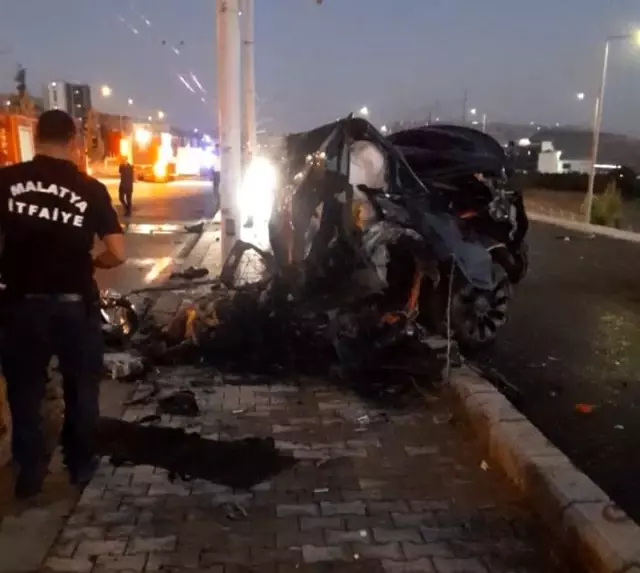 Tesla alev alev yandı, araçta 2 kişi hayatını kaybetti