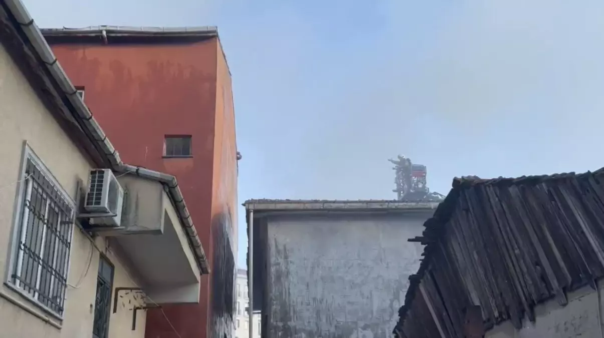 Ümraniye\'de Çatı Yangını Korkuttu