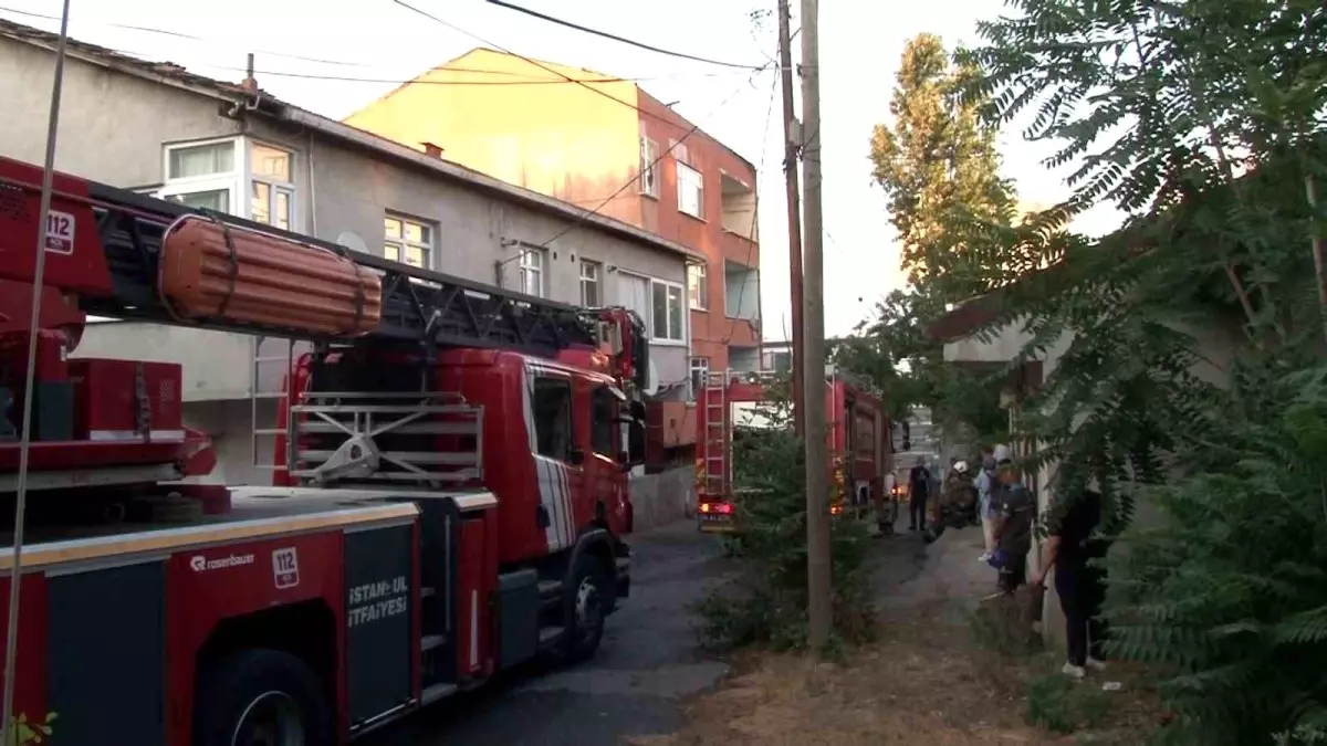 Ümraniye\'de Çatı Yangını Korkuttu