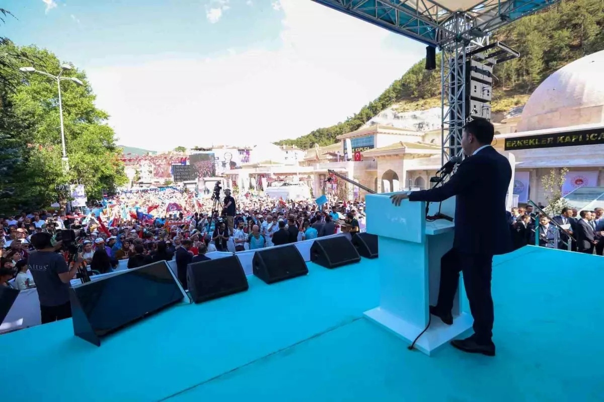 Bakan Kurum: "Bugün bir yandan deprem bölgesinde 250 bin konutu teslim edip, 453 bin hedefine koşarken, diğer taraftan 81 ilimizde on binlerce...