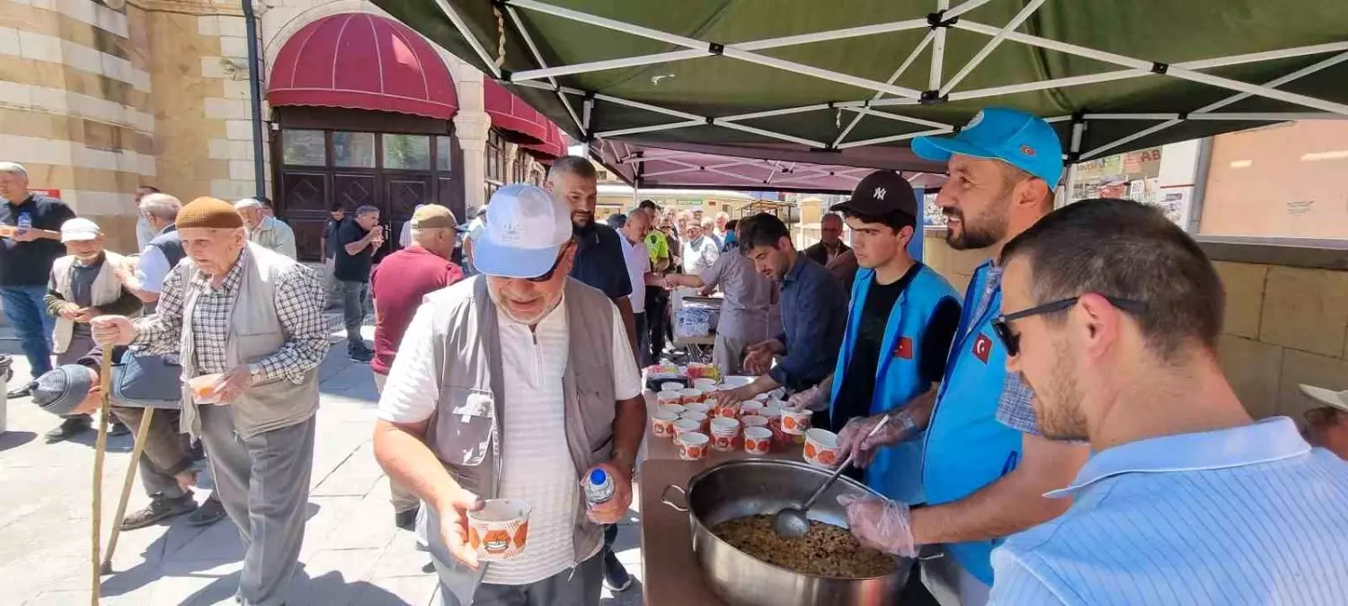 Bayburt\'ta vatandaşlara aşure ikram edildi