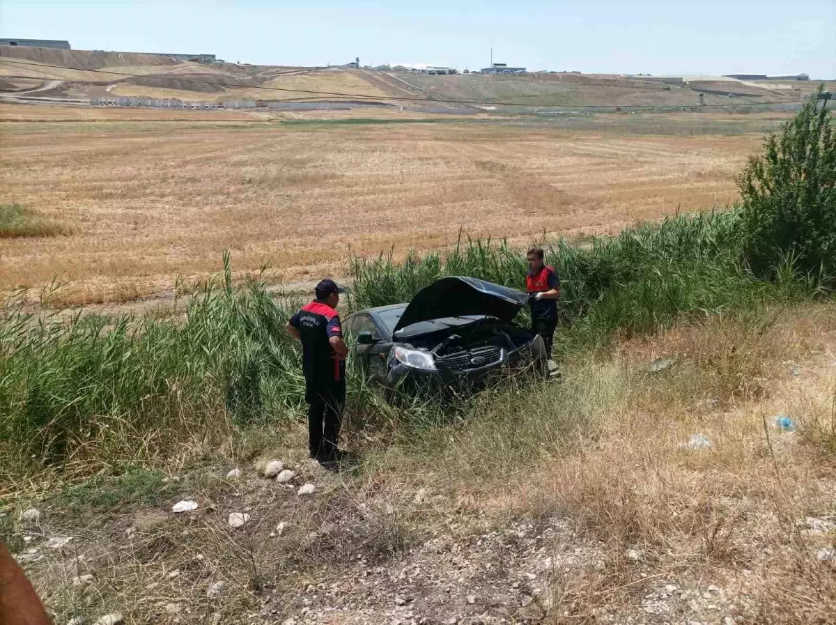 Çorum\'da Şarampole Uçan Araçta İki Yaralı