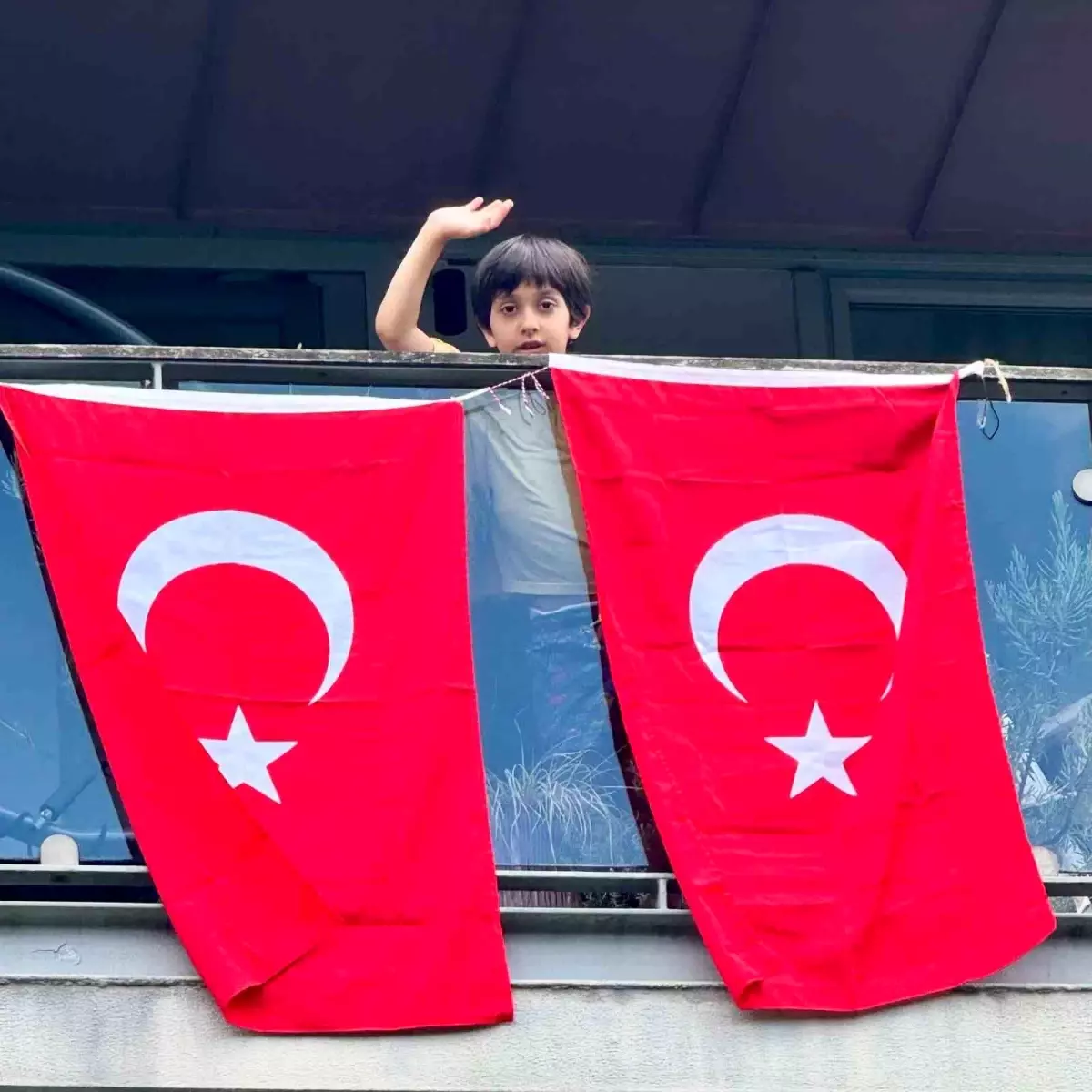 Cumhurbaşkanı Erdoğan\'ın bayrak çağrısına İstanbul\'dan yanıt