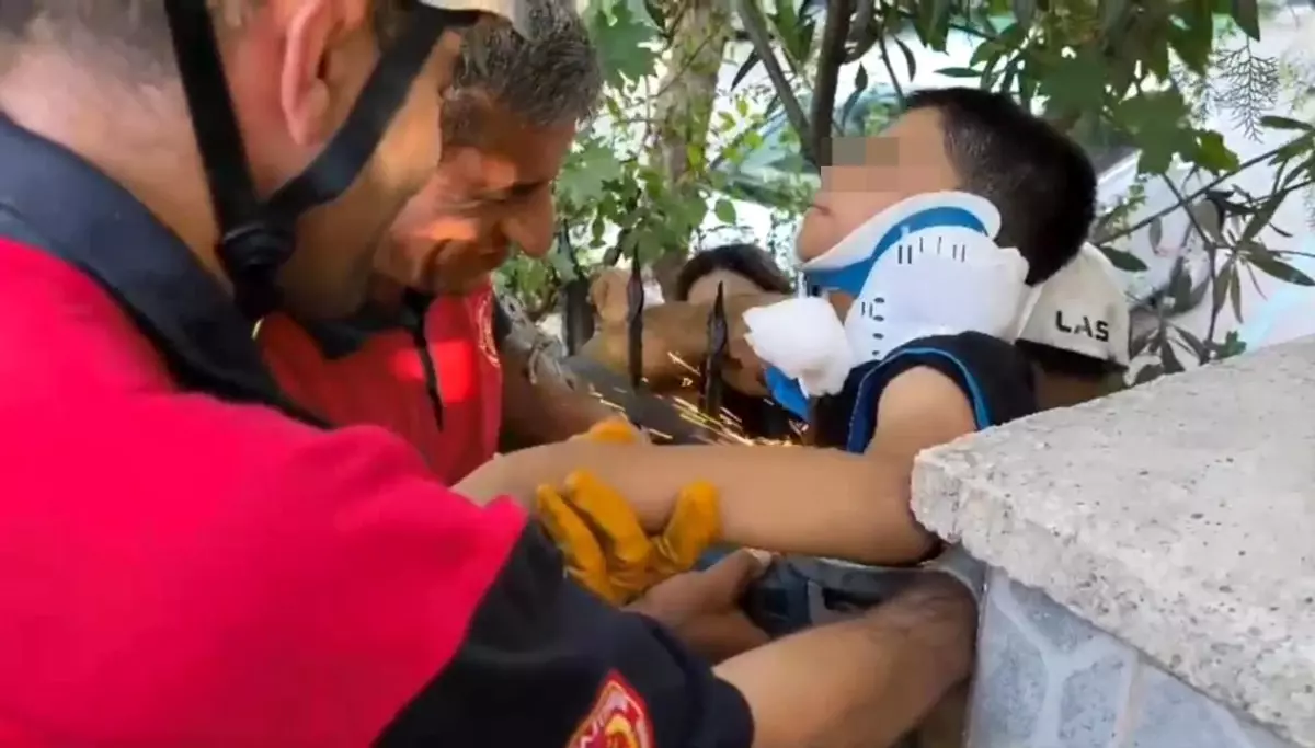 Demir korkuluk çocuğun koluna saplandı