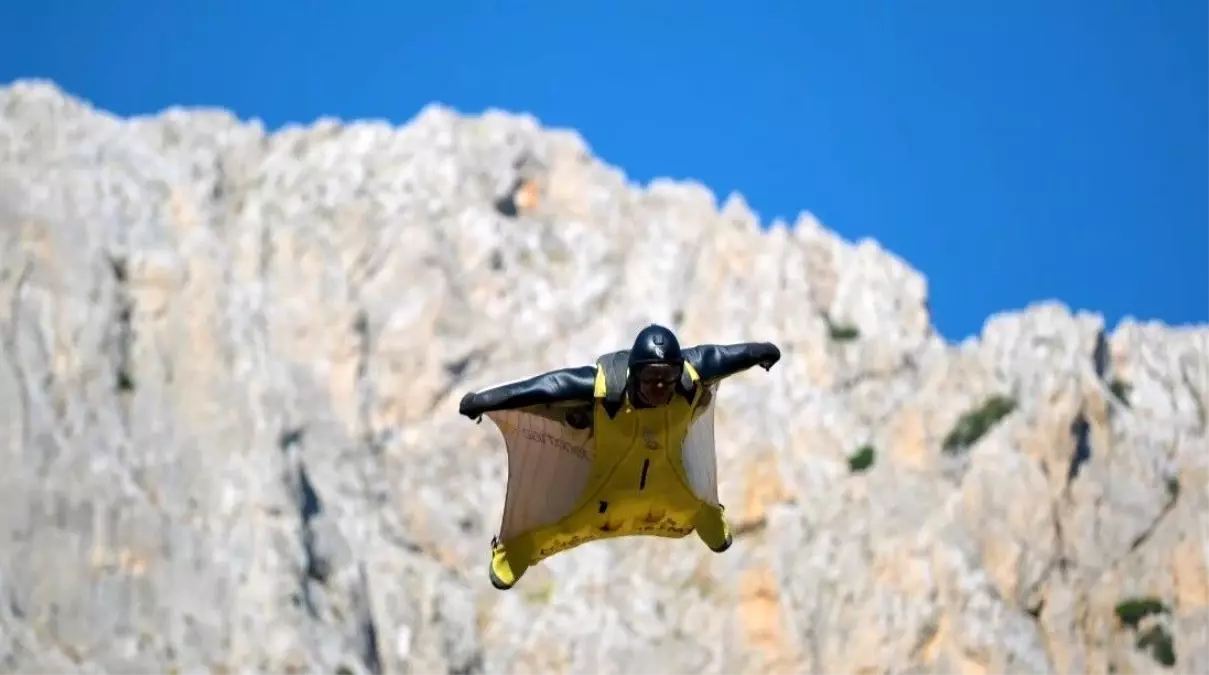 Kemaliye\'de Nefes Kesen Wingsuit Atlayışları