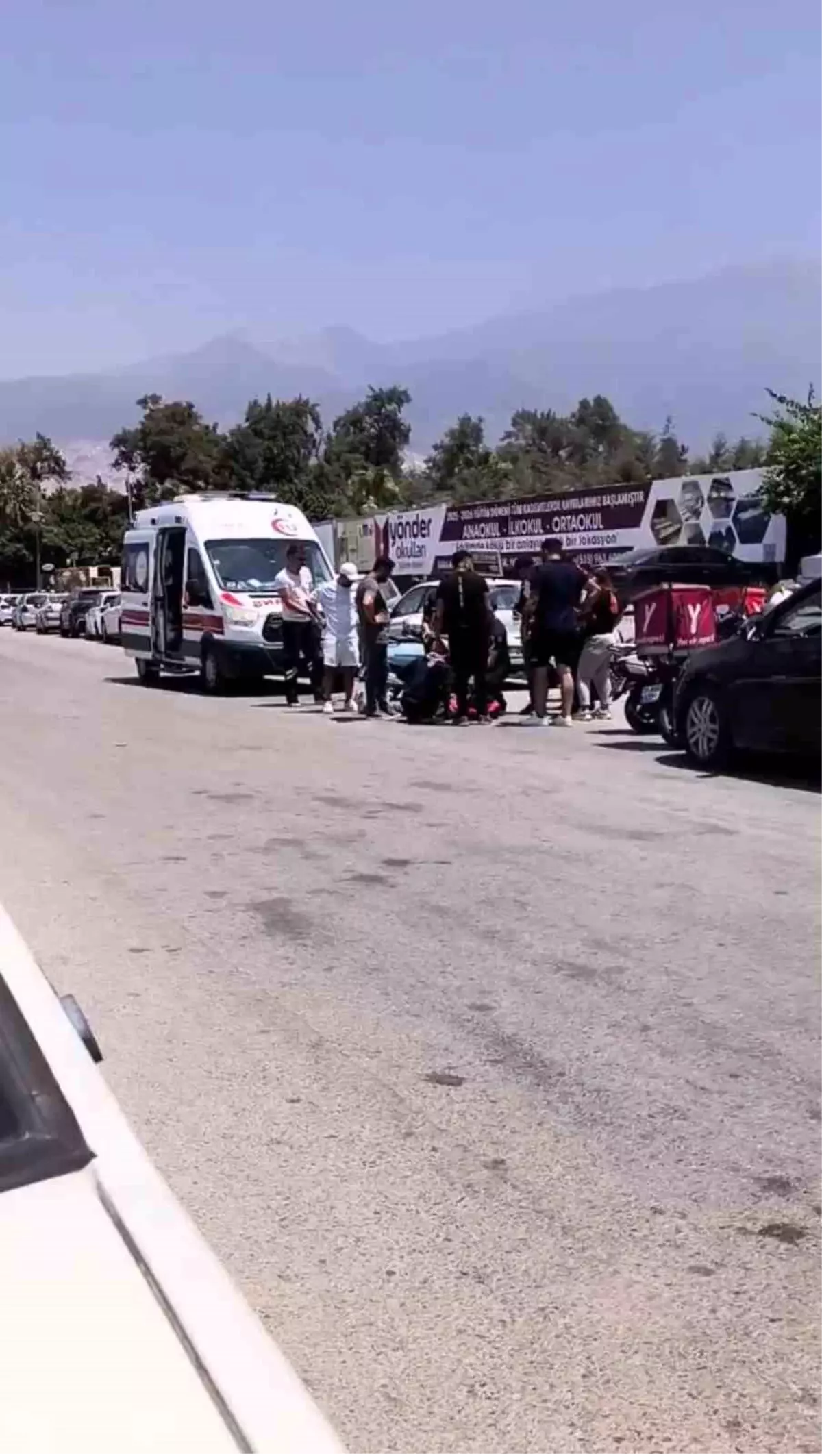 İskenderun\'da Kaza: Motosikletli Kurye Yaralandı
