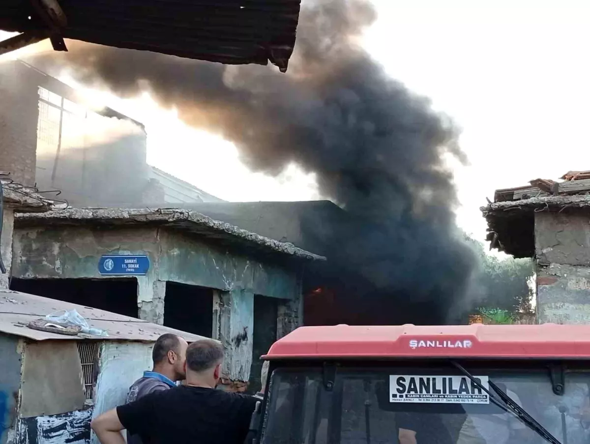 Çorum\'da Metruk İş Yerinde Yangın Çıktı
