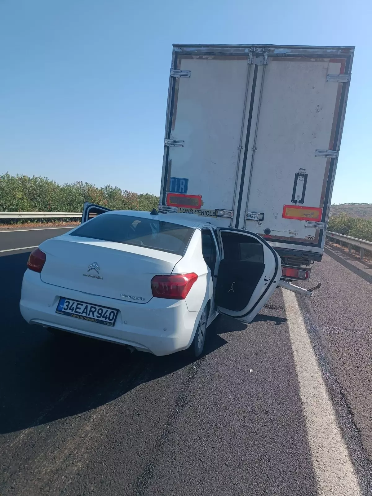 TIR\'a çarpan otomobilde acı kaza