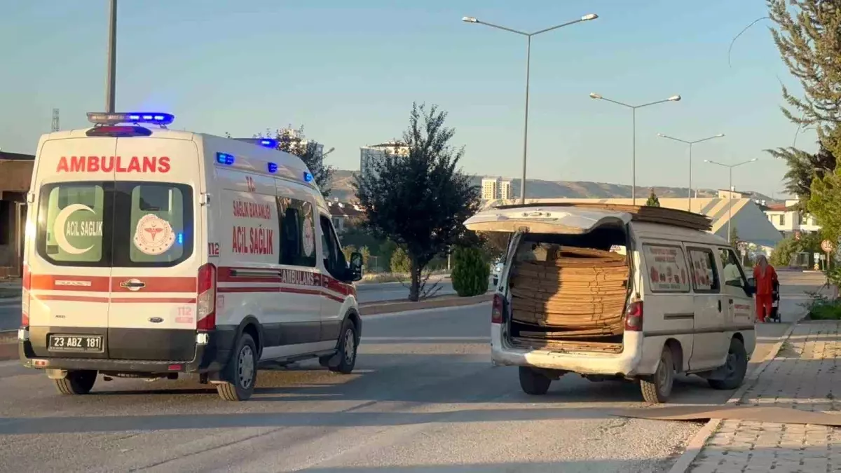 Elazığ\'da Panelvanın Kapısından Düşen Çocuk Ağır Yaralandı