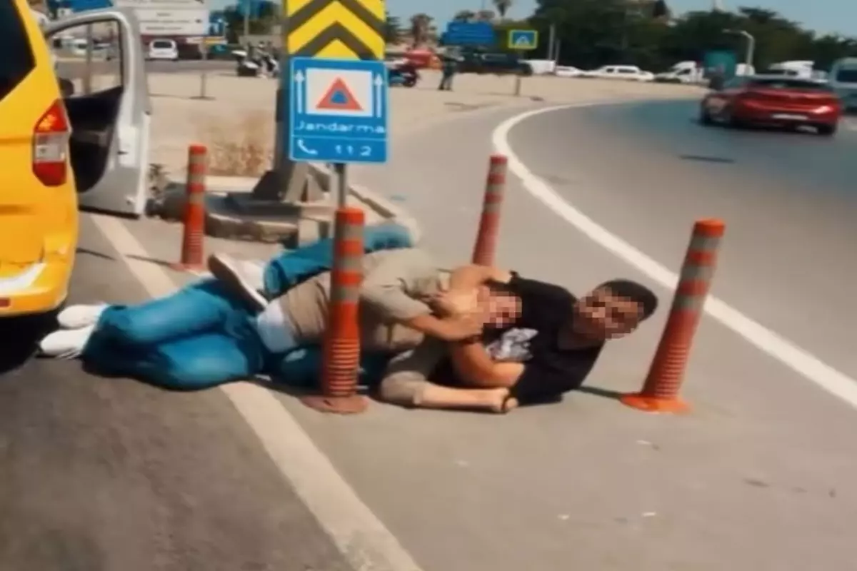 Adana\'da ilginç kavga: Telefonunu alan arkadaşını yol kenarında boğdu