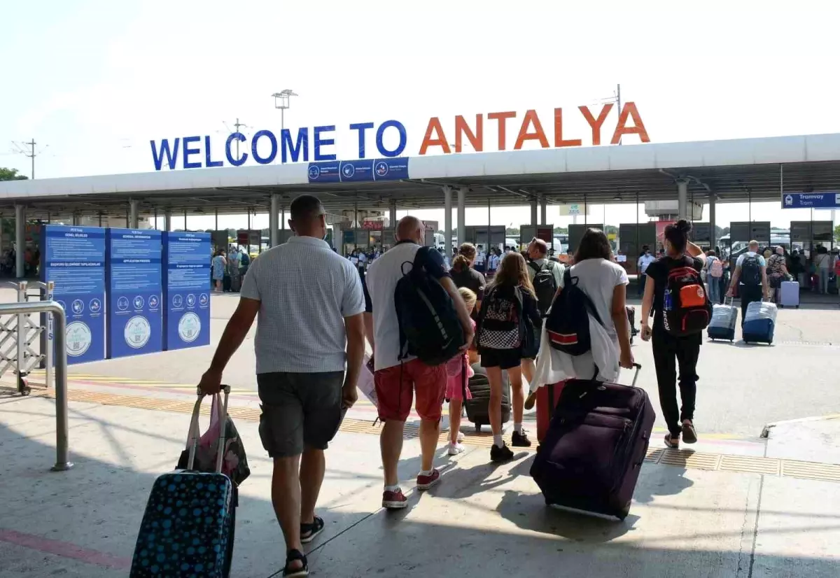 Antalya Havalimanları\'nda Rekor Ziyaretçi Girişi