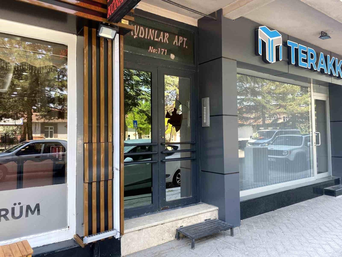 Eskişehir\'de Apartman Kapısına Taş Attı