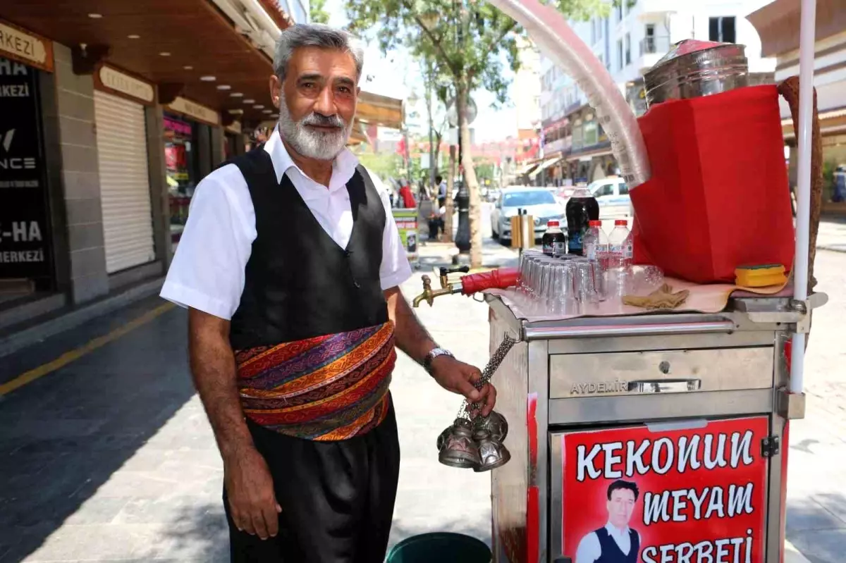 Diyarbakır\'ın Serinletici İçeceği: Meyan Kökü Şerbeti