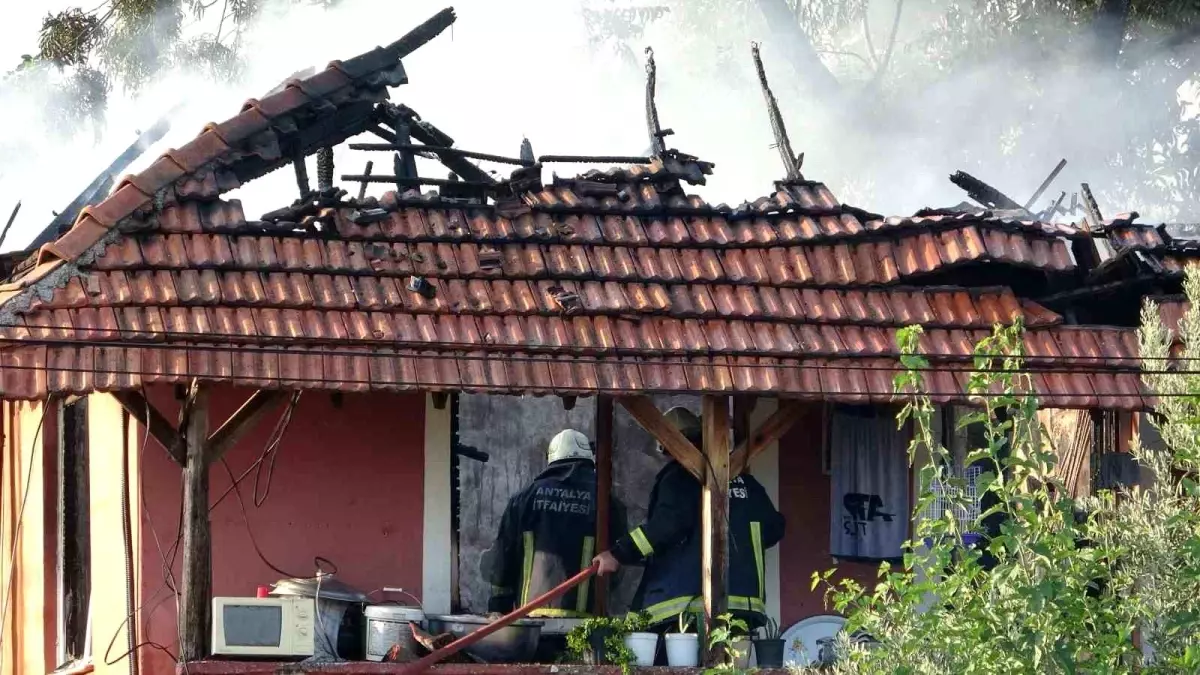Antalya\'da Yangın: Evin Üst Katı Küle Döndü