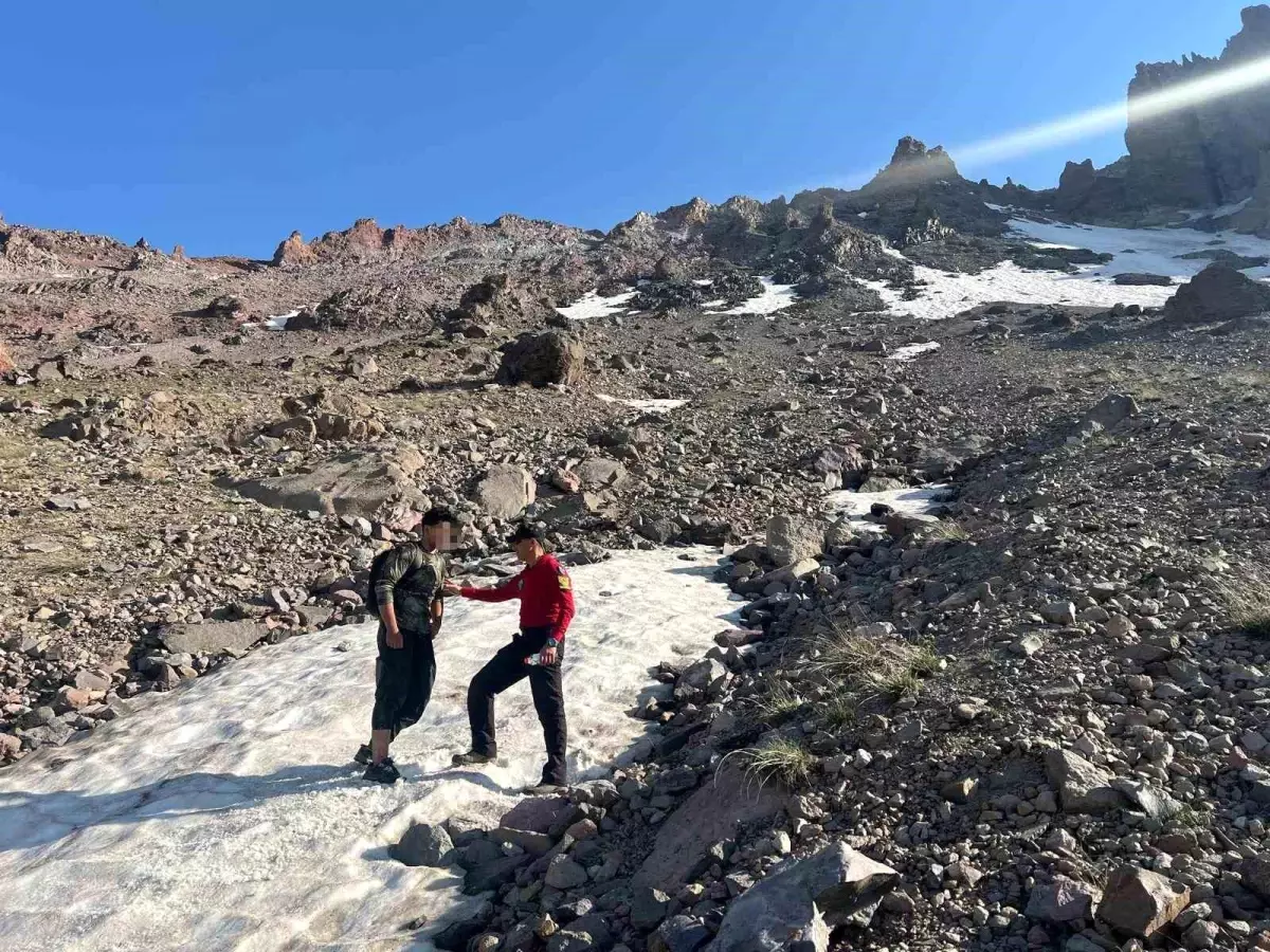 Erciyes\'te Mahsur Genç Dağcı Kurtarıldı