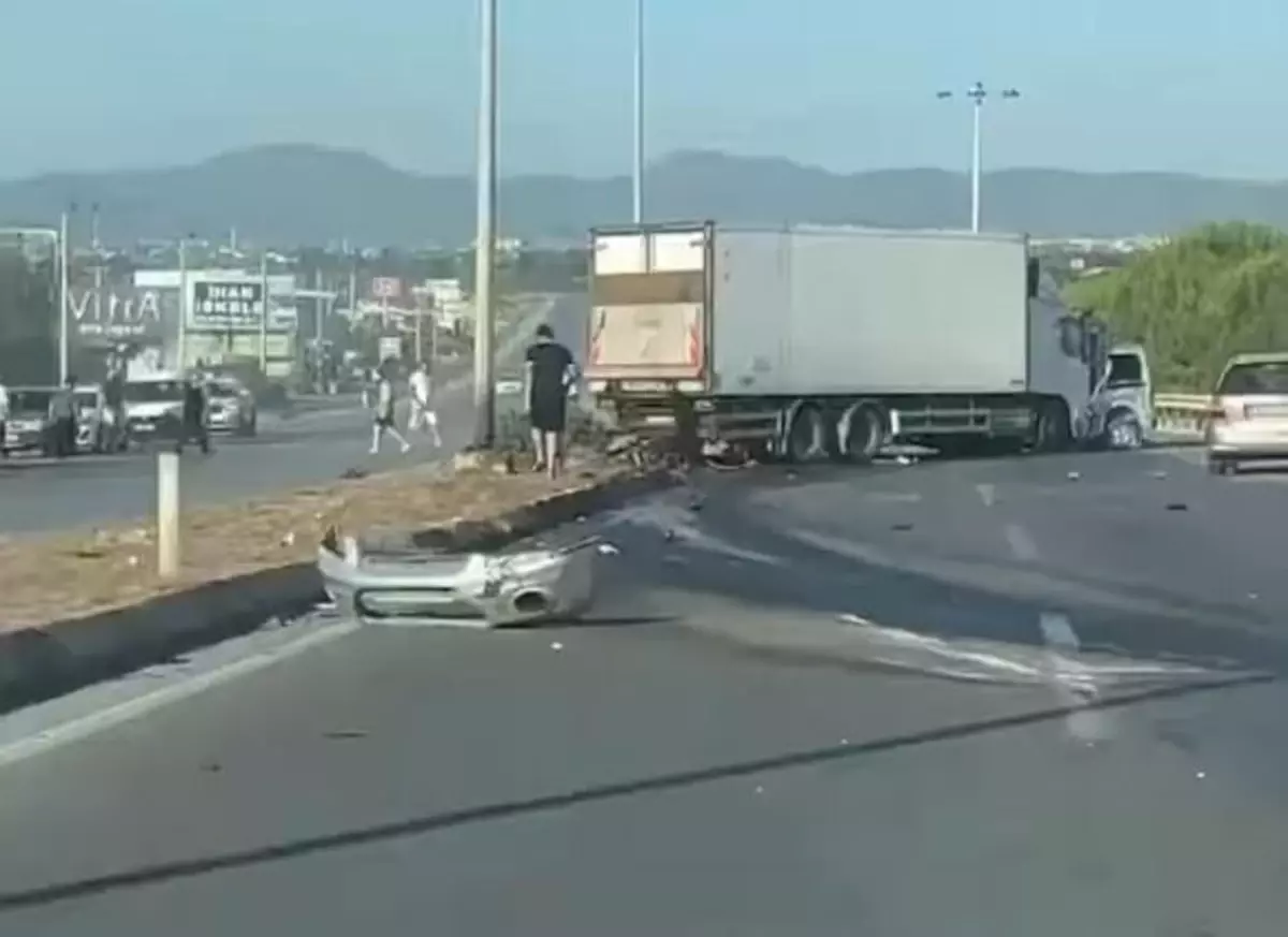 İzmir\'de Trafik Kazası: Sürücü Hayatını Kaybetti