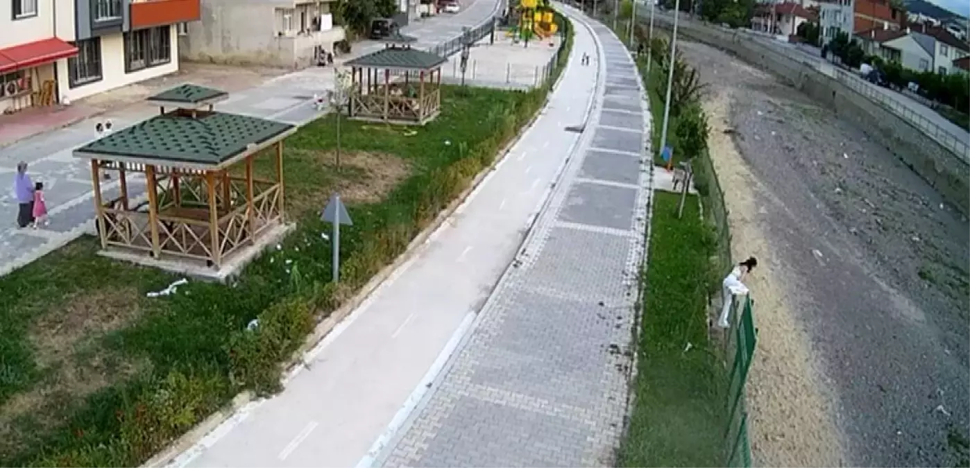 Kedi İçin Kanala Düşen Genç Kızın Ayağı Kırıldı