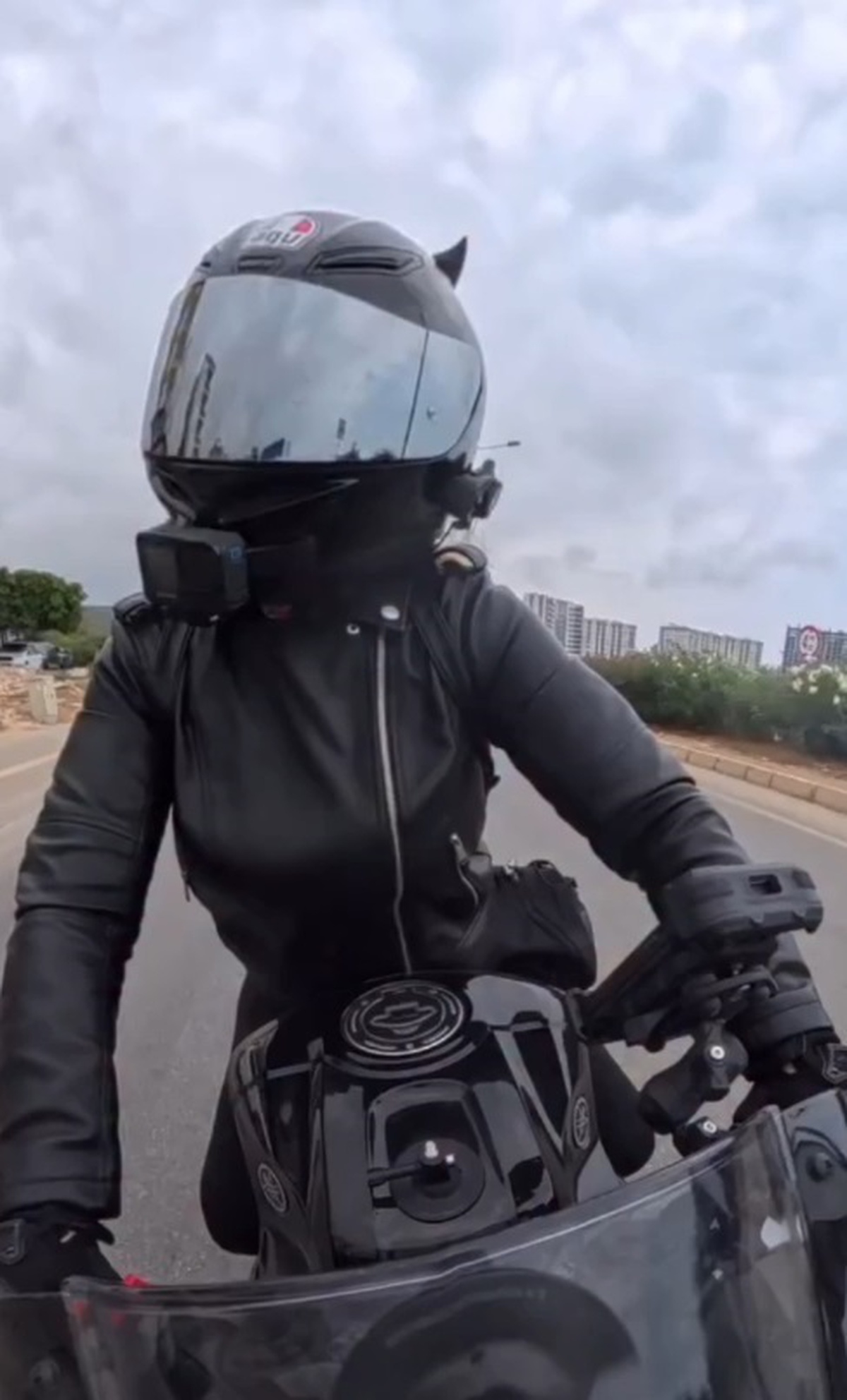 Mersin\'de Motosiklet Minibüse Çarptı