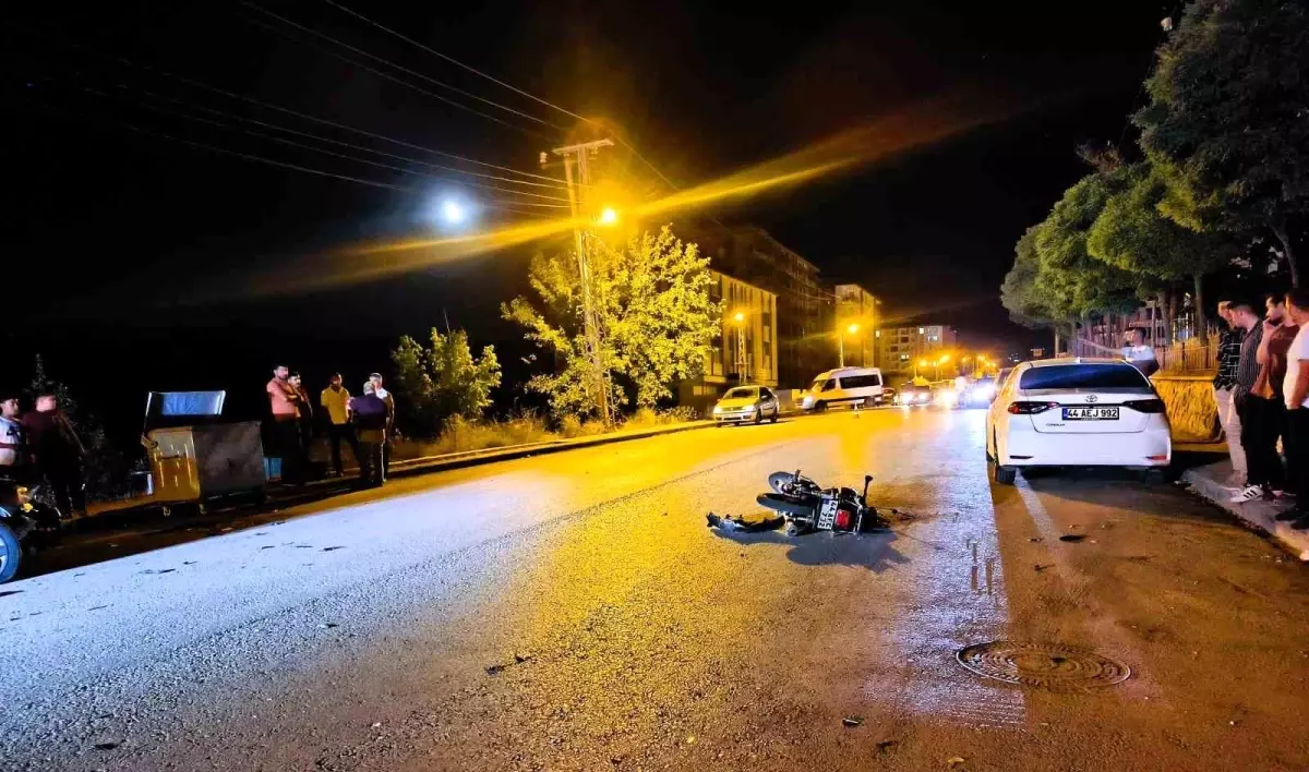 Malatya\'da Otomobil ile Motosiklet Çarpıştı: 25 Yaşındaki Sürücü Hayatını Kaybetti