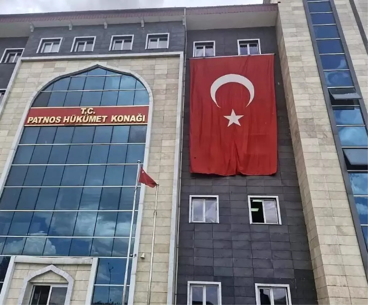 Patnos\'ta sokaklar al bayrakla donatıldı