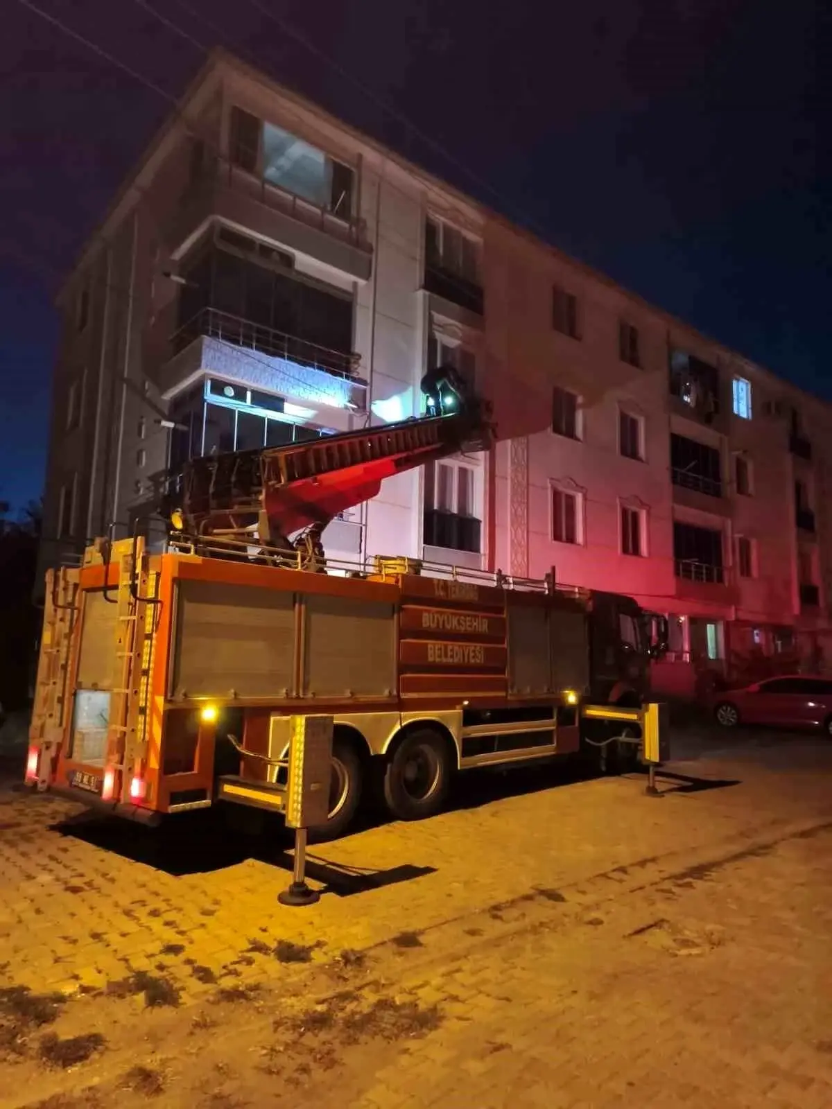 Kuş, Pencereden İtfaiye Tarafından Kurtarıldı