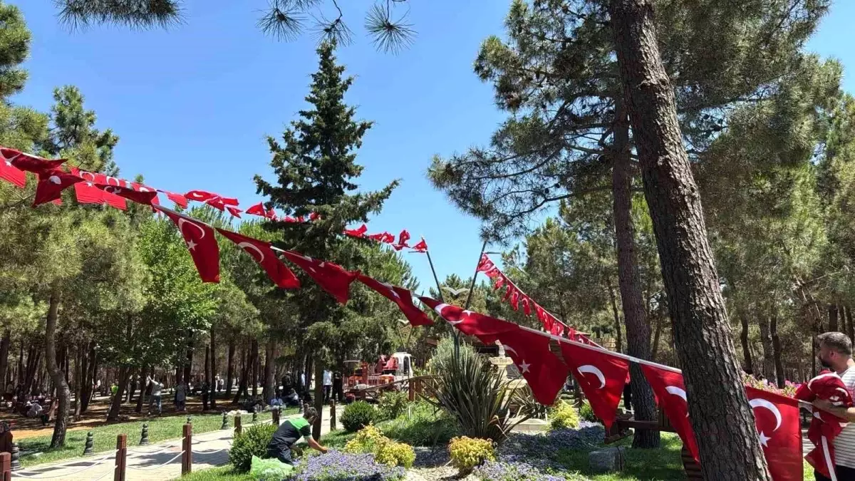 Pendik\'te ay yıldızlı birlik mesajı: Caddeler bayraklarla donatıldı