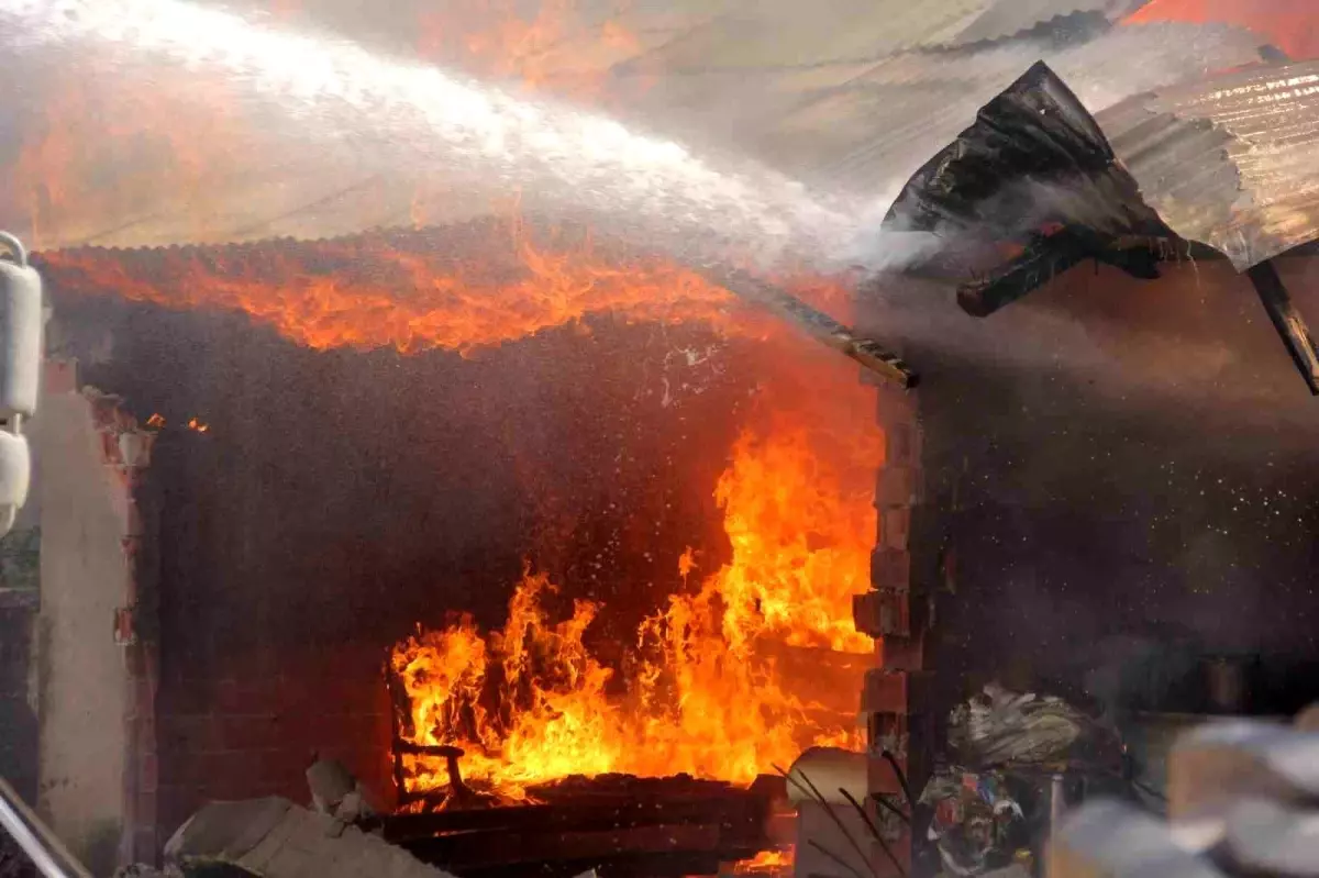 Sivas\'ta Yangında 5 Odunluk ve 1 Samanlık Yandı