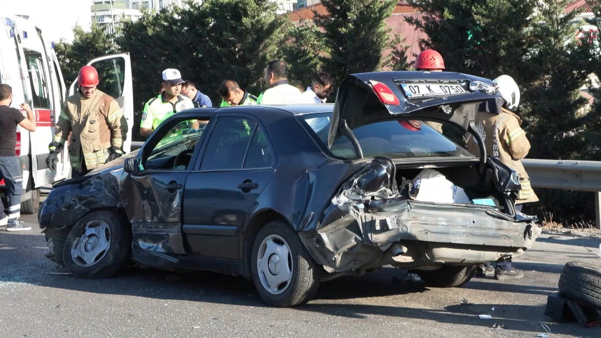 Sultanbeyli\'de Trafik Kazası: 4 Yaralı