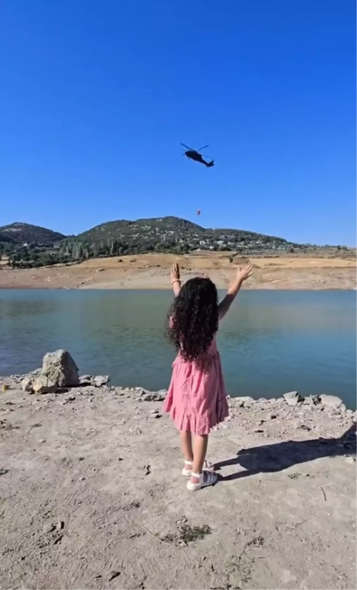 Askeri Helikopterden Kız Çocukla Güzel Anlaşma