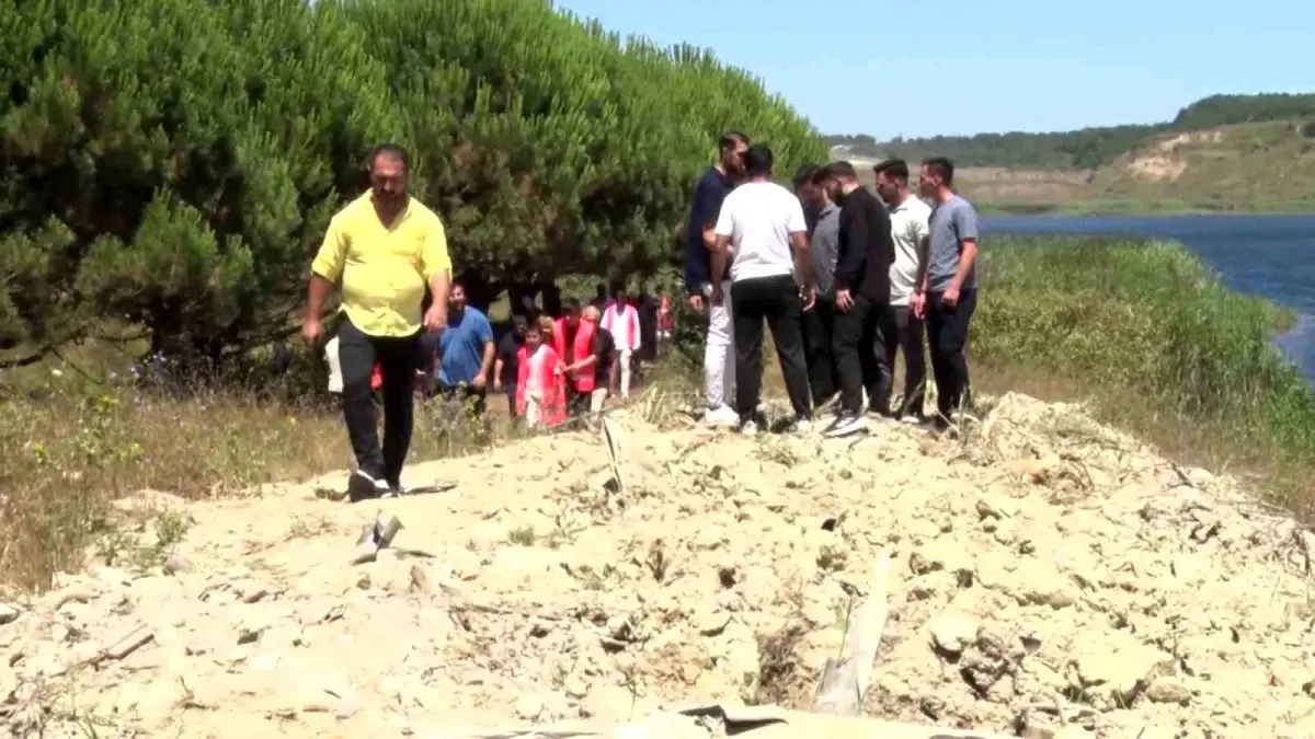 Yeşilel Derneği, İBB\'nin hafriyat döküm sahası ilan ettiği Mavi Göl\'de eylem yaptı