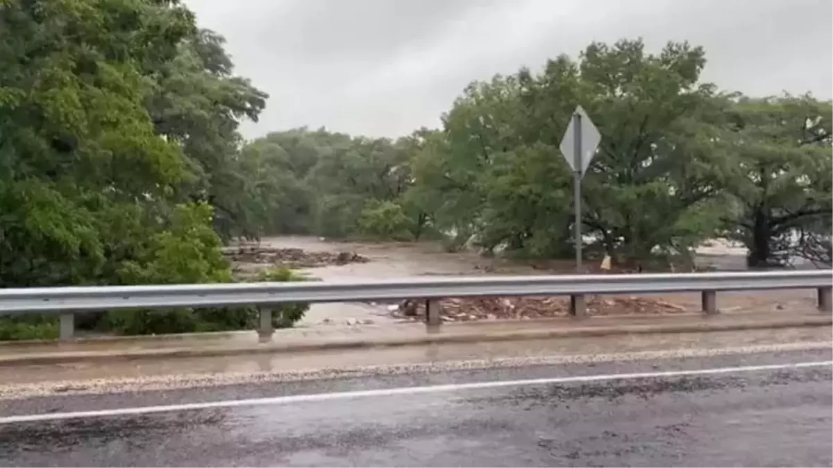 Texas\'ta Sel Uyarısı: 129 Ölü