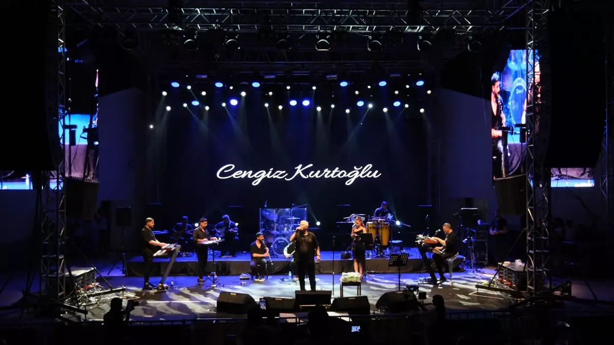 Cengiz Kurtoğlu Akşehir\'de Coşkulu Konser Verdi