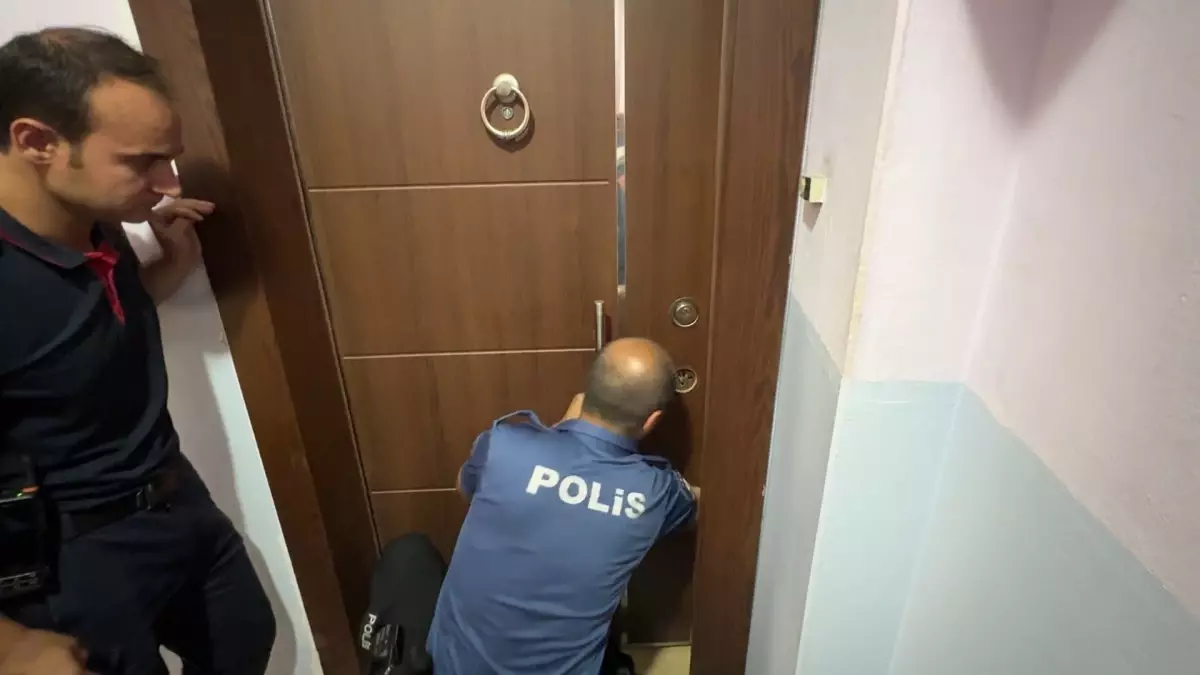 Düşen Yaşlı Adam Komşuların Yardımıyla Kurtarıldı