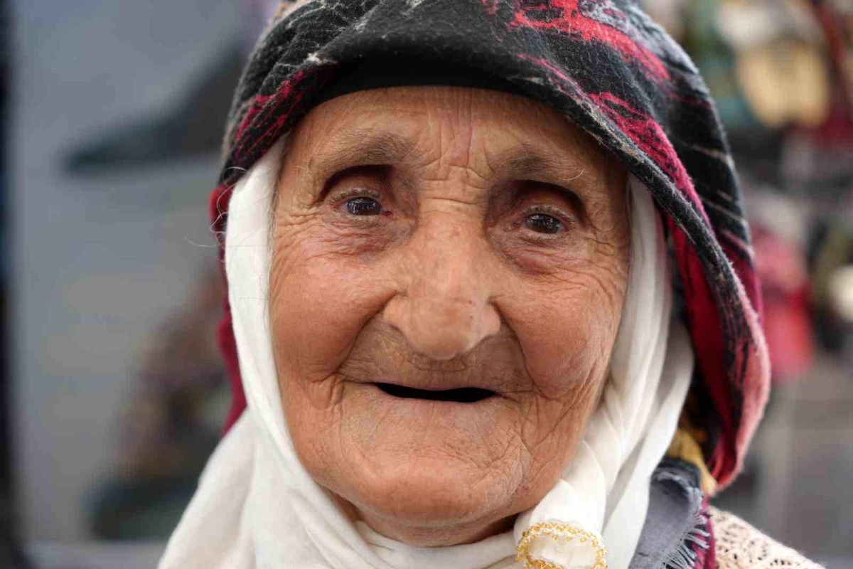 98 Yaşındaki Kadın Pazarda Sağlıkla Çalışıyor